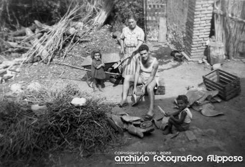 1963-pulitura-di-pale-di-fico-dindia-Principato-Olivarella